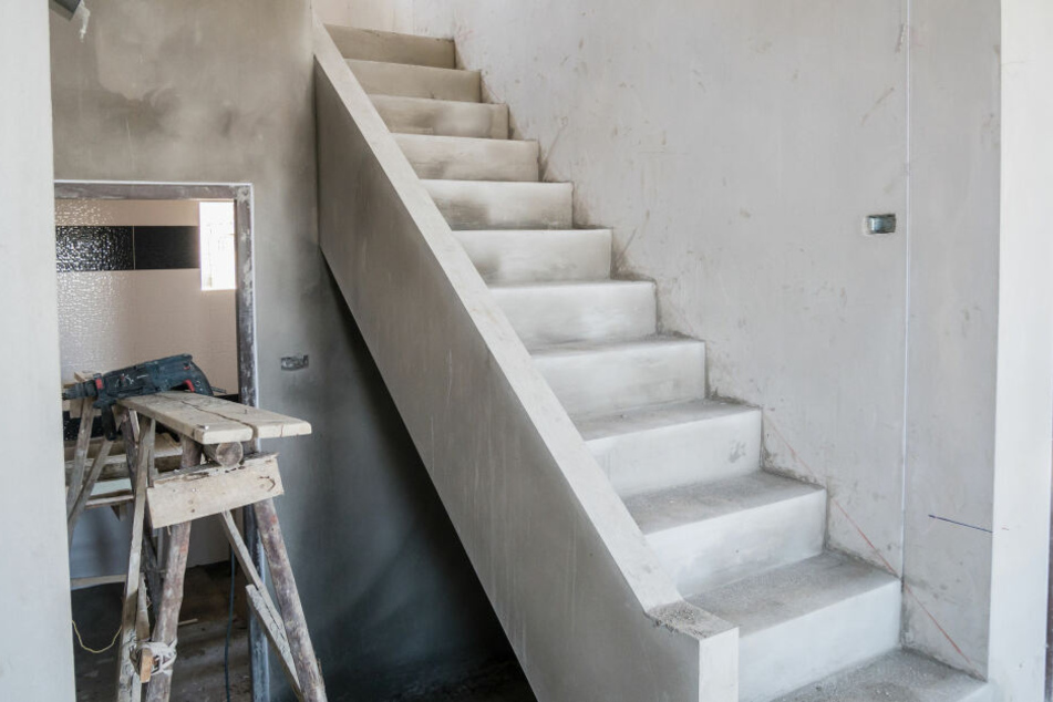 Bei der Montage einer Betontreppe stürzte das Fertigteil auf drei Arbeiter. (Symbolbild)