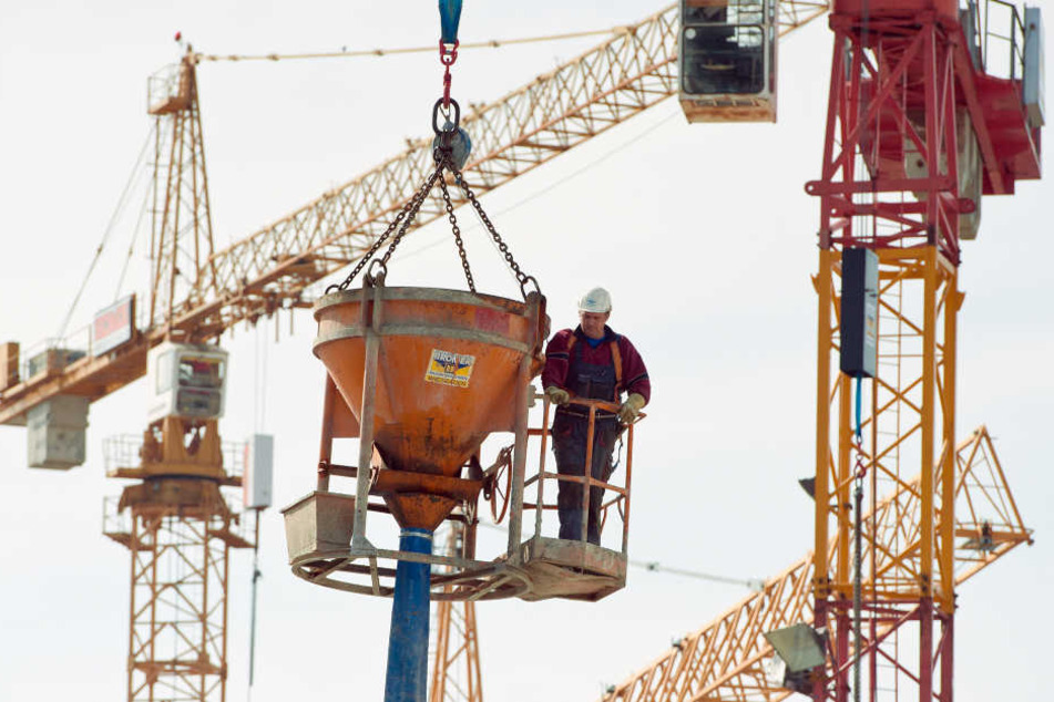 Baustellen in NRW werden regelmäßig auf Sicherheit kontrolliert. (Symbolbild)