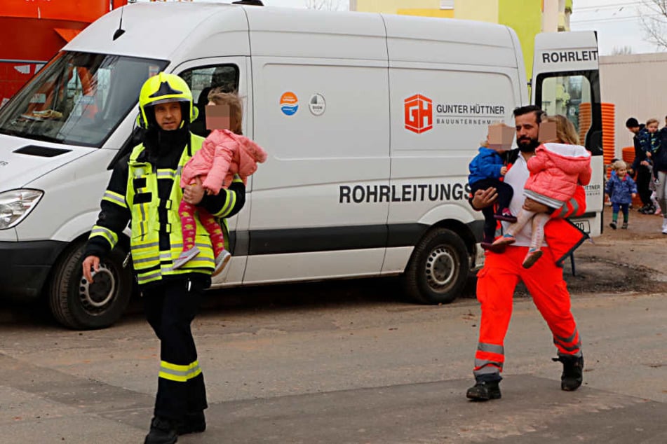 Die Kinder wurden in Sicherheit gebracht.