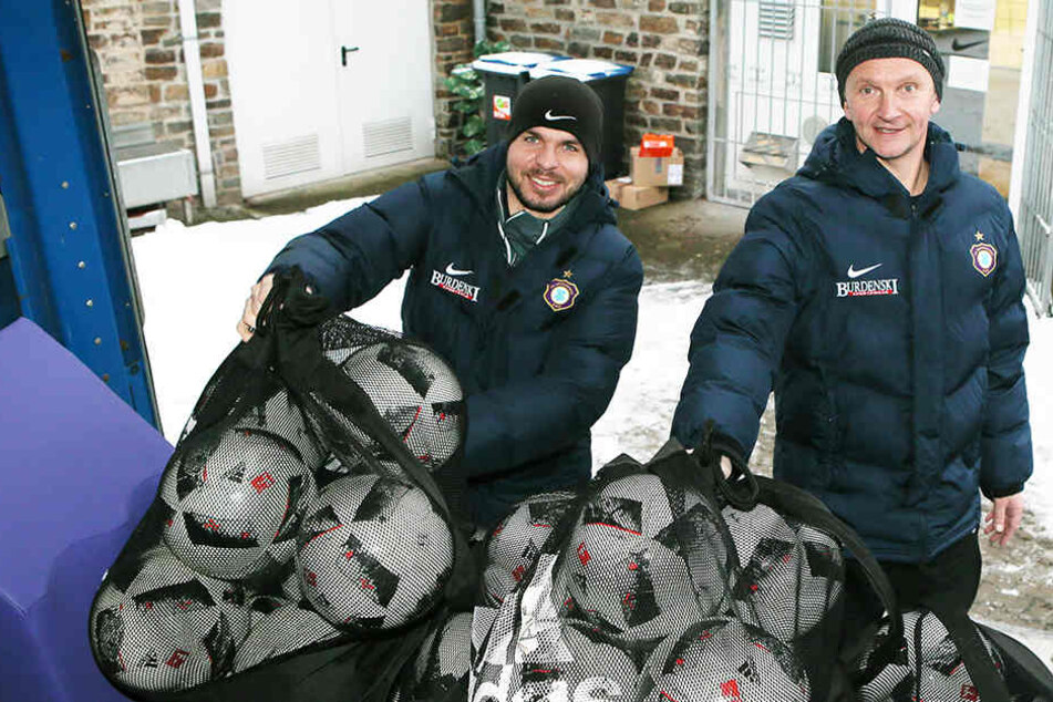 Auch Bälle müssen mit! Teambetreuer Tommy Käßemodel (l.) und Zeugwart Thomas Romeyke verstauen die Spielgeräte im Sprinter.