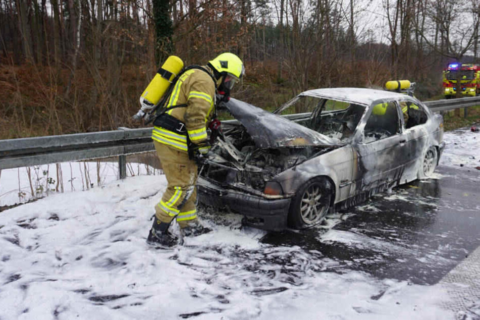 Noch wissen die Feuerwehrleute nicht, warum das Feuer immer wieder aufflammte.