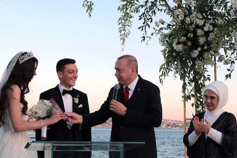 Eine Feier zum Sonnenuntergang am Wasser, auf einer Bühne mit wehenden Schleiern - so romantisch heirateten der Fußballer Mesut Özil und Amine Gülse. Zur Hochzeit taten sie Gutes. Ein umstrittener Gast war auch Trauzeuge: der türkische Präsident Erdogan.