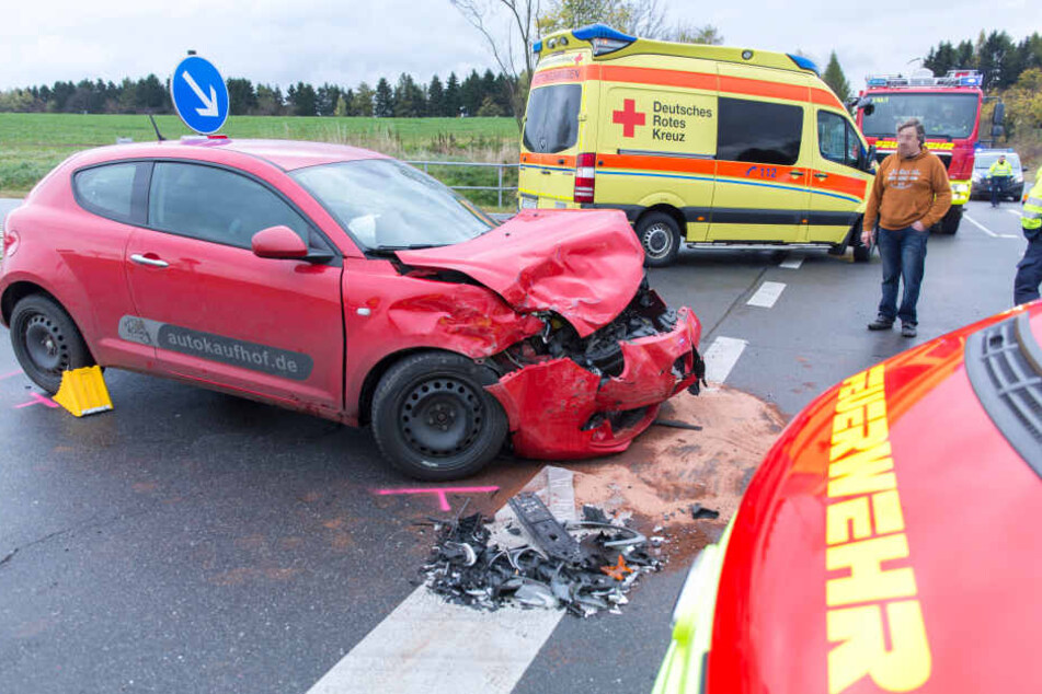 Der Kleinwagen nahm dem Renault die Vorfahrt - es gab einen heftigen Crash.