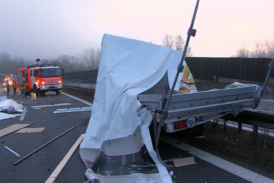 Teile des Anhängers waren über die gesamte Fahrbahn verteilt.
