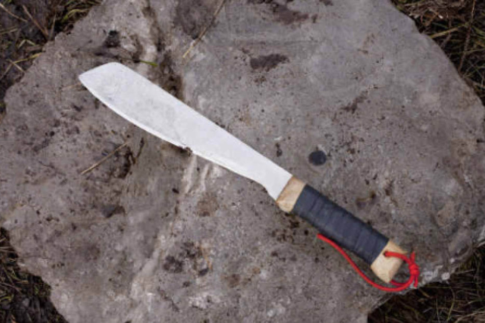Mit einer Machete hat der Angreifer einem Mann (35) auf den Kopf geschlagen. (Symbolbild)