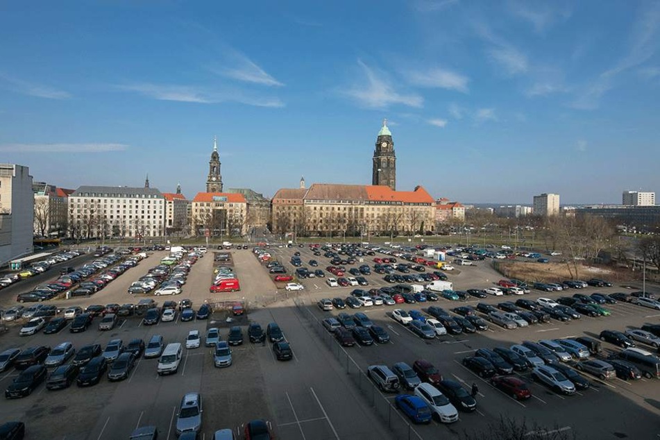 Wo momentan noch Autos parken dürfen, soll ein neues Rathaus entstehen.