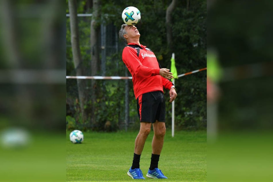 Uwe Neuhaus kann's auch noch mit dem Köpfchen. Was in ihm vorm Spiel gegen Heidenheim vorgeht, will er aber nicht verraten.