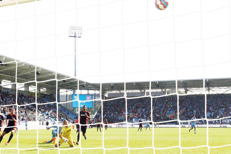Das 3:0 für den Chemnitzer FC gegen den VfL Osnabrück. Anton Fink (verdeckt am Boden) war mal wieder der Schütze.