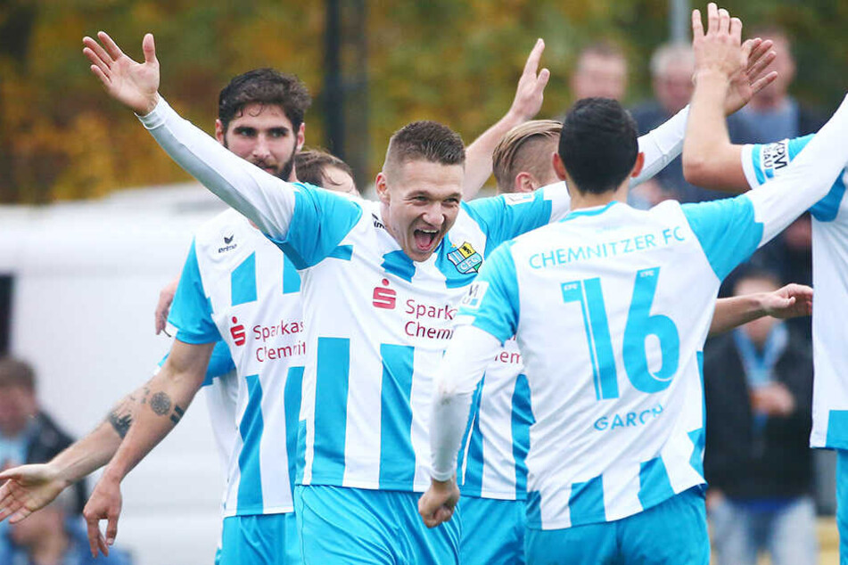 Daniel Frahn jubelt mit Rafael Garcia (16) beim 5:0-Sieg in Meuselwitz. Der Top-Torjäger der Himmelblauen profitierte von einigen Vorlagen des Deutsch-Spaniers.