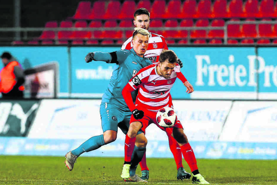 Mike Könnecke (v.) behauptete den Ball vorm Karlsruher Marvin Pourie.