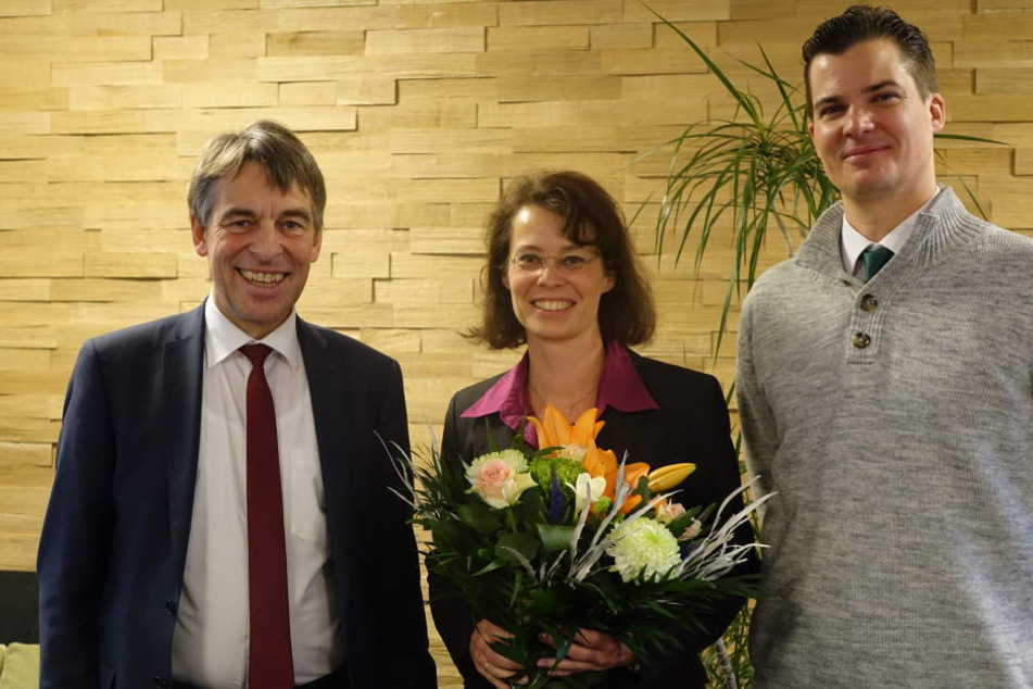 Albrecht Schröter, Mitbegründerin Dr. Dana Kralisch und Vertriebsleiter Georg Machnik (v.l.n.r.) freuen sich gemeinsam über die Ehre für den Standort.