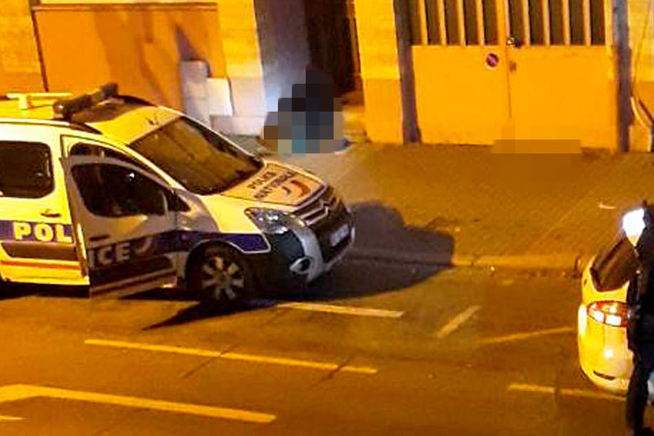 Seine Leiche liegt nach einem Schusswechsel mit der Polizei in einem Hauseingang.