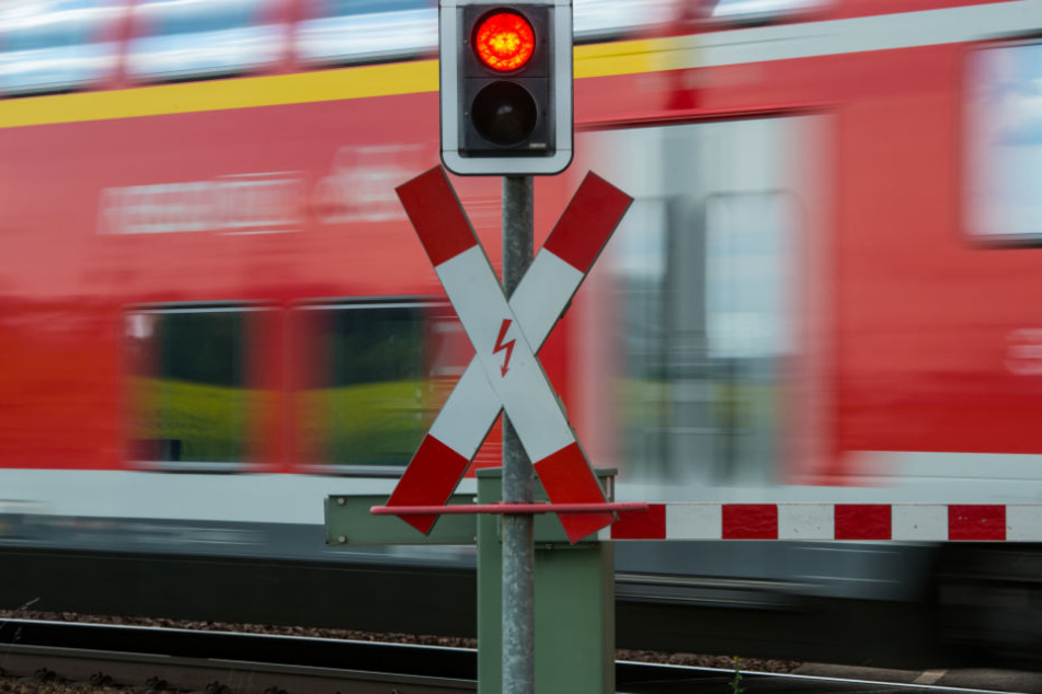 Auch Warnrufe halfen nicht. Der Mann lief einfach weiter über den Bahnübergang. (Symbolbild)
