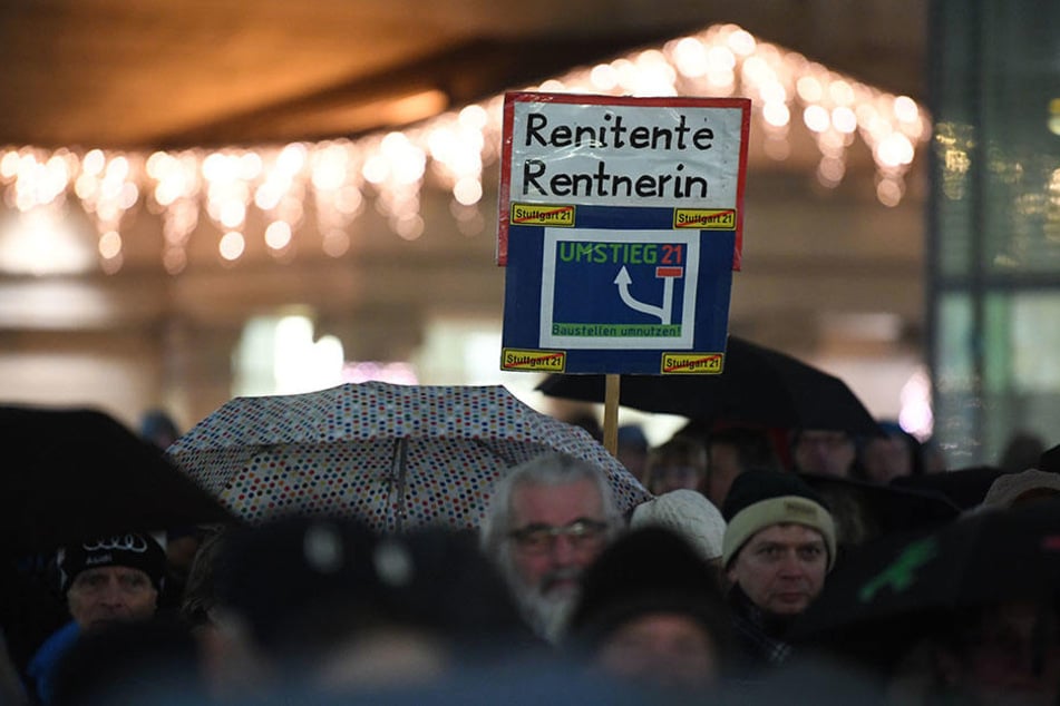 Auf weiteren Transparenten zeigten die Demonstranten ihre Meinung.