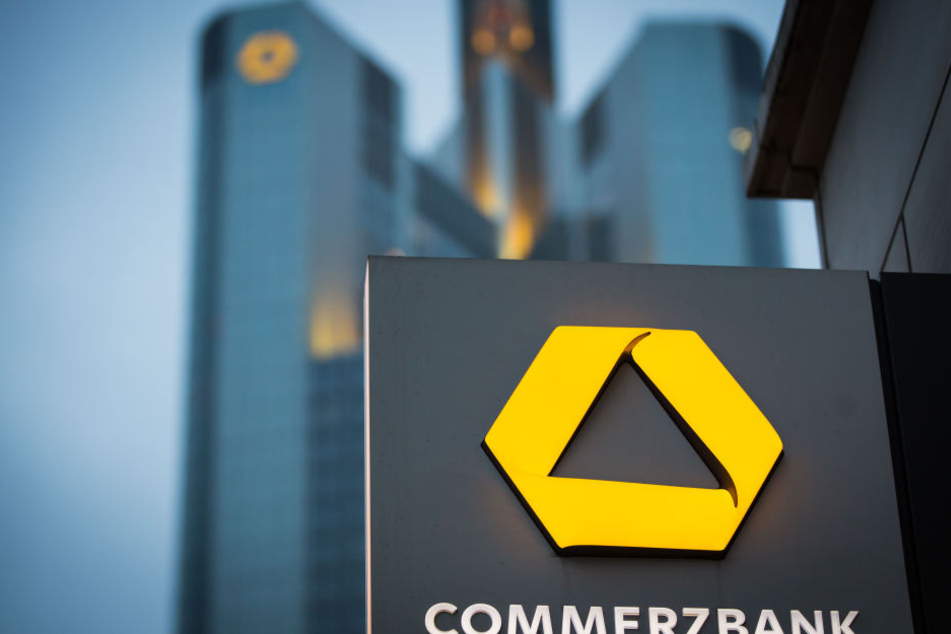 Die Abfindungen und andere Kosten sind so hoch, dass die Bank tief ins Minus stürzte.