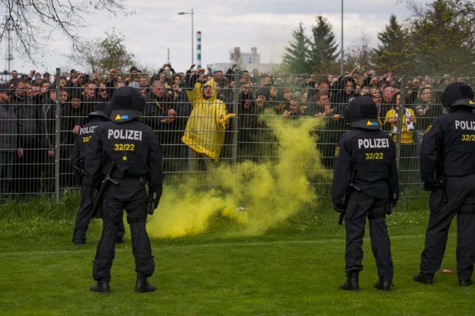 Den Dynamo-Fans wurde vor dem Aufstiegsspiel in Magdeburg am 16. April 2016 der Zutritt zum Stadion verwehrt.