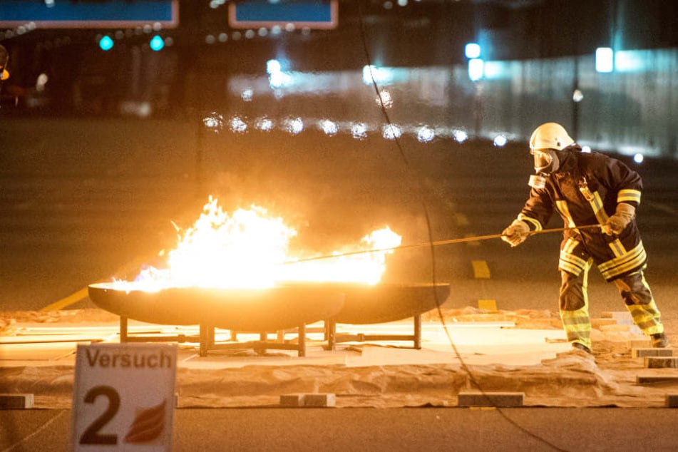 Um den Brandschutz im neuen Lärmschutztunnel zu testen, hat die Feuerwehr mit Benzin und Diesel gezündelt.
