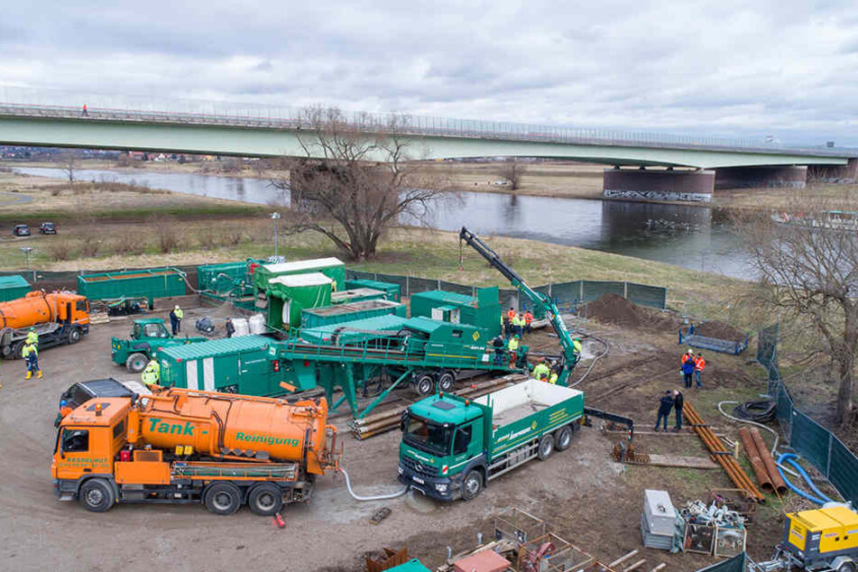 Etwa auf Höhe der Autobahnbrücke wird momentan die Elbe für eine Abwasserleitung untertunnelt.