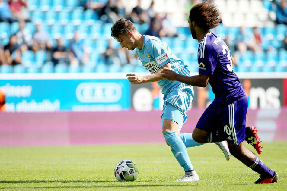 Tom Baumgart (l.) bestritt bei der Nullnummer gegen Osnabrück sein erstes Saisonspiel. Der 19-Jährige belebte das Offensivspiel. Hier enteilt er seinem Gegenspieler Nazim Sangare.