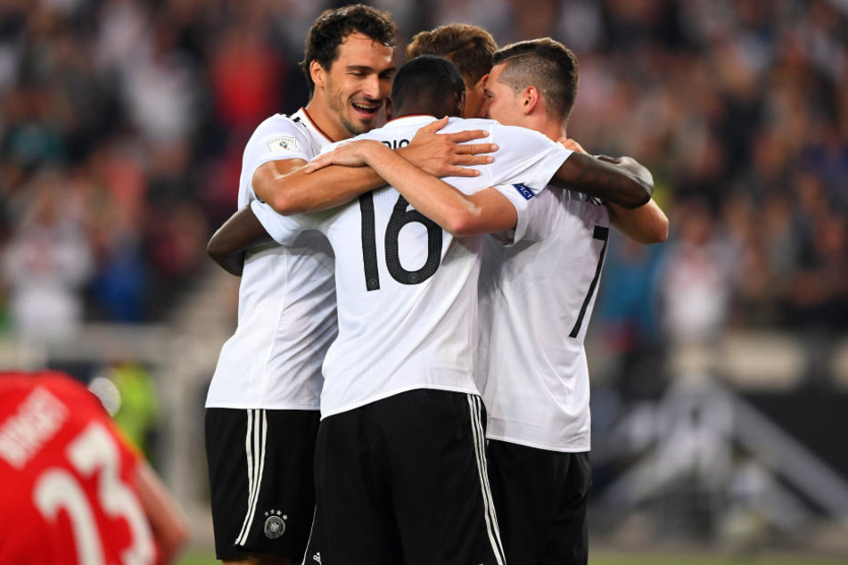 Die DFB-Elf bejubelt einen von sechs Treffern.