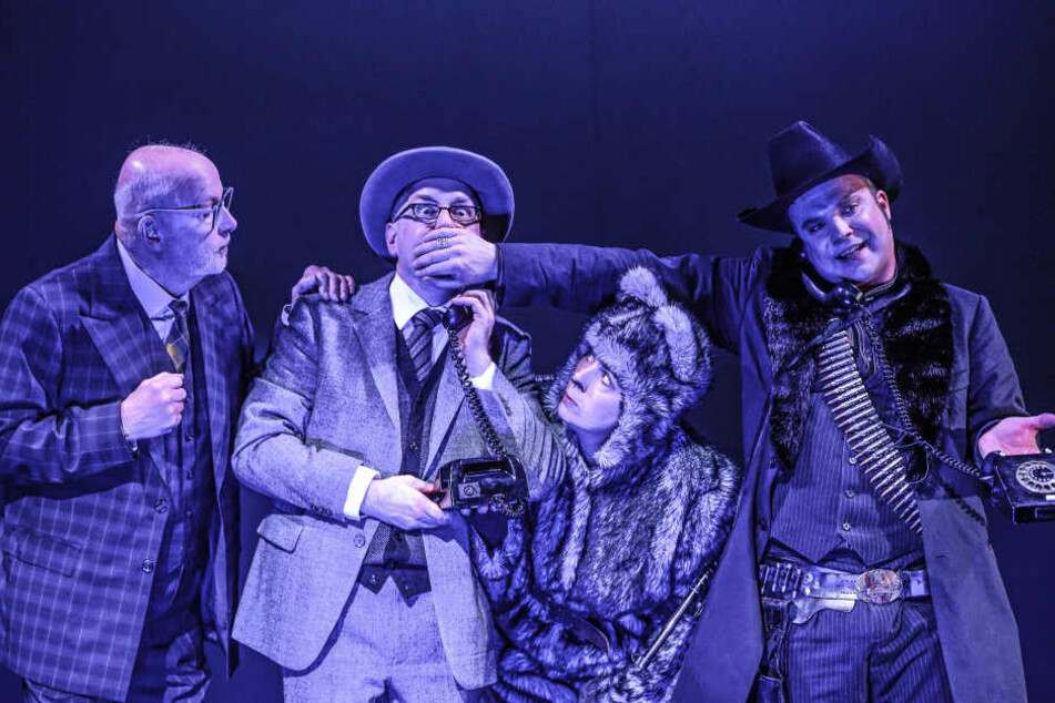 Die Gefährten des Teufels: Stefan Schweninger, Susanne Stein (Kater Behemoth) und Philipp von Schön-Angerer mit einem ihrer Opfer Christian Ruth (2.v.l.).