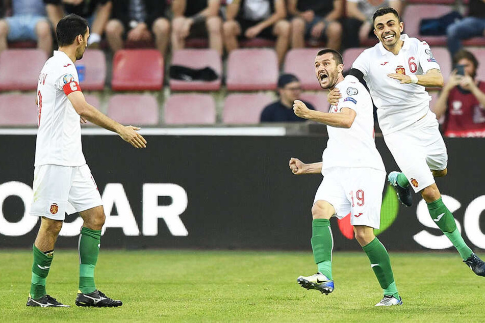 Georgi Sarmov (r.) jubelt im Trikot der bulgarischen Nationalmannschaft - mit Ismail Isa.