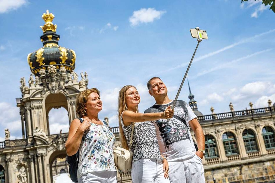 Alisa (42), Svitlana (15) und Juriy Starikova (45) aus der Ukraine haben einen Tag Zeit für Sightseeing - und nutzen den in vollen Zügen.