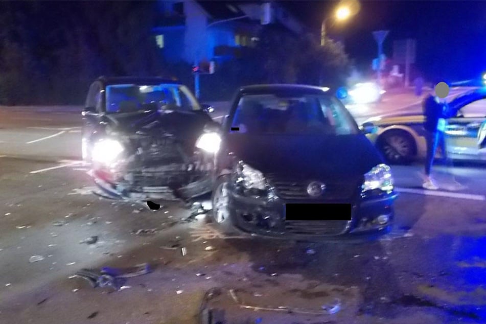 VW-Treffen auf der Kreuzung: Zuerst stießen ein Touran und ein Polo zusammen.