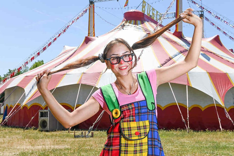 Könnte die Freundin von Pippi Langstrumpf sein: Talina Scholl (18) albert als Pepina in der Manege von Circus Busch.