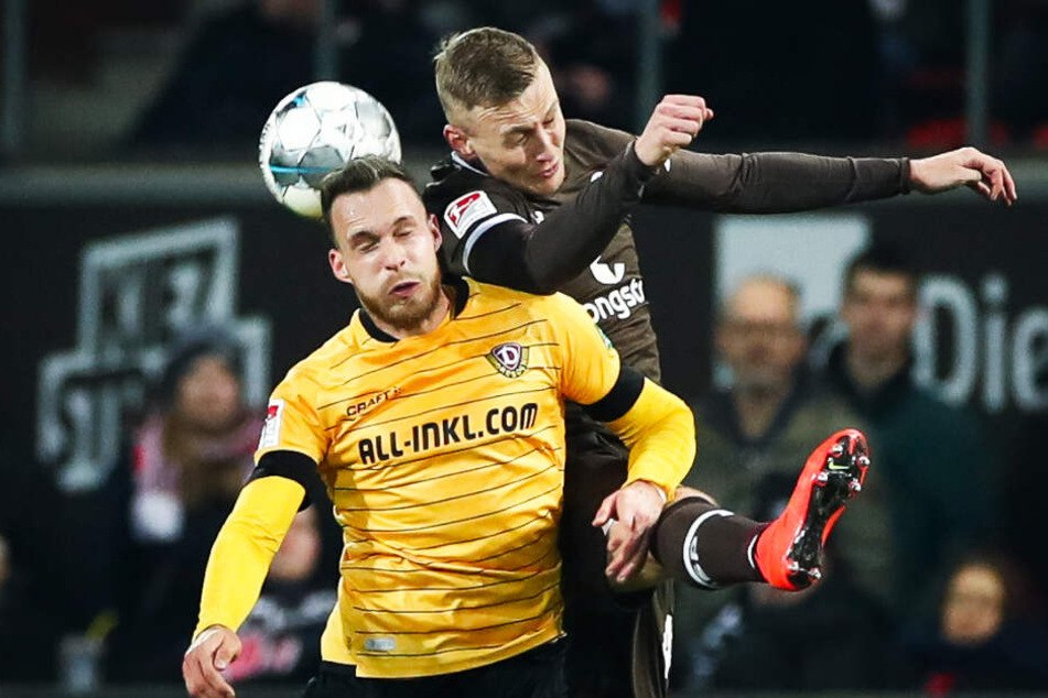 Dynamo-Stürmer Patrick Schmidt im Kopfballduell mit St. Paulis Verteidiger Sebastian Ohlsson (r.)