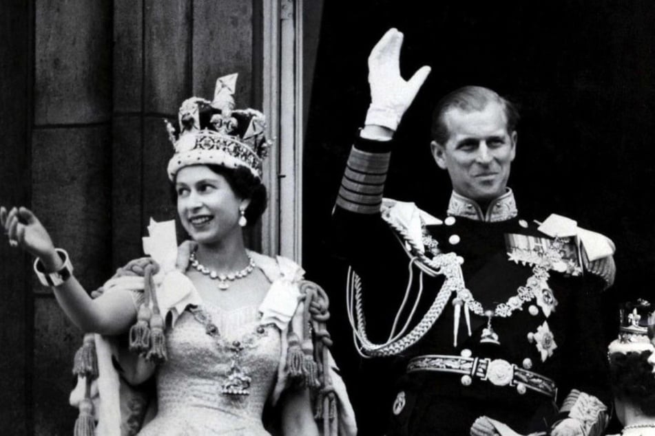 Queen Elizabeth II und ihre Mann Prinz Philip nach der prunkvollen Krönungszeremonie am 02.06.1953.