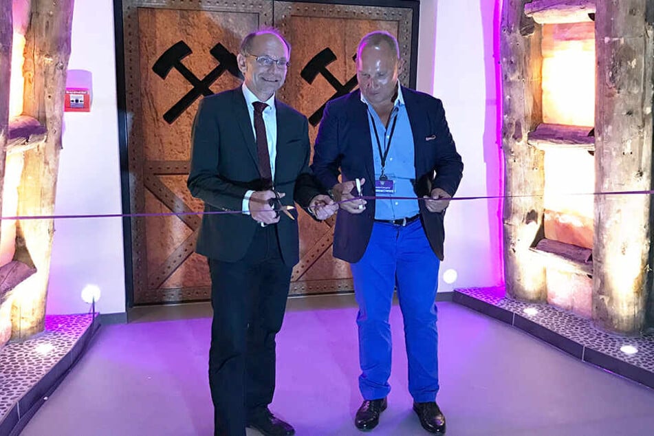 FCE Präsident Helge Leonhardt (re.) und Andreas Stark, 1. Beigeordneter des Erzgebirgskreises, eröffneten die Haupttribüne.