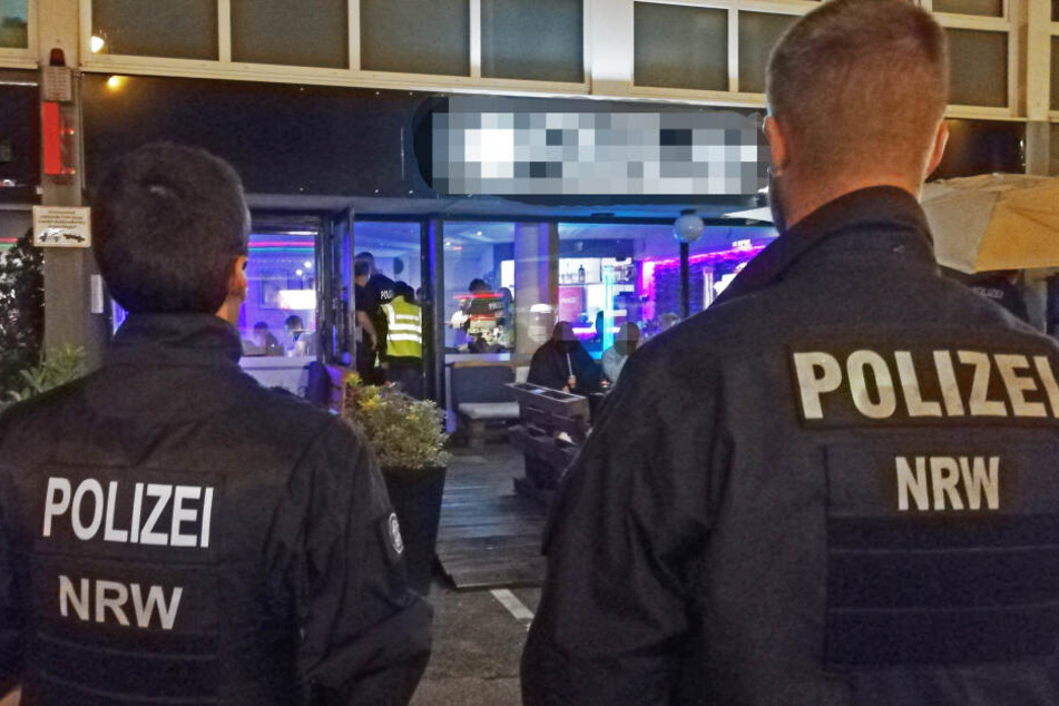 Einsatzkräfte der Polizei kontrollierten eine Shisha-Bar.