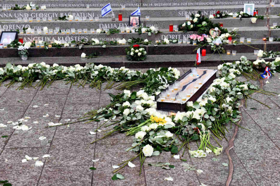 Blumen liegen am Denkmal für die Opfer des Terroranschlags am Berliner Breitscheidplatz.
