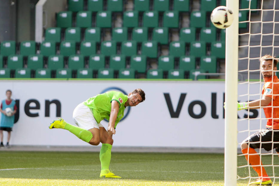 Hier geht der Ball von Gomez am Pfosten vorbei.. Ein einziges Mal musste Wiegers hinter sich greifen, ansonsten sah der Dynamo-Schlussmann gegen den Nationalspieler gut aus.