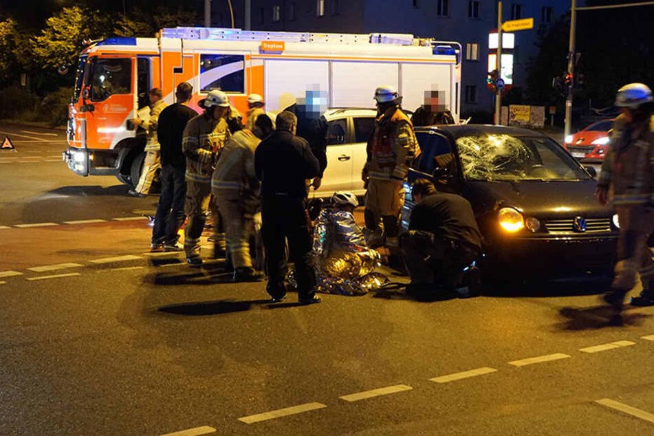 Ersthelfer versorgten den sichtlich benommenen Fahrradfahrer bis zum Eintreffen der Rettungskräfte.