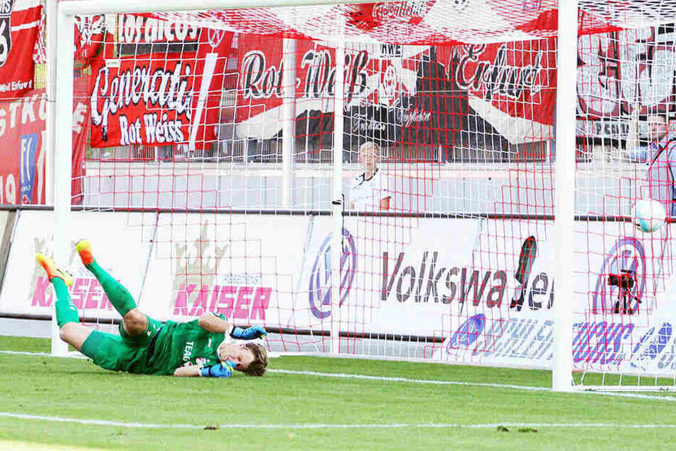 Der Ball schlägt zum 1:1 für Zwickau im Erfurter Tor ein.