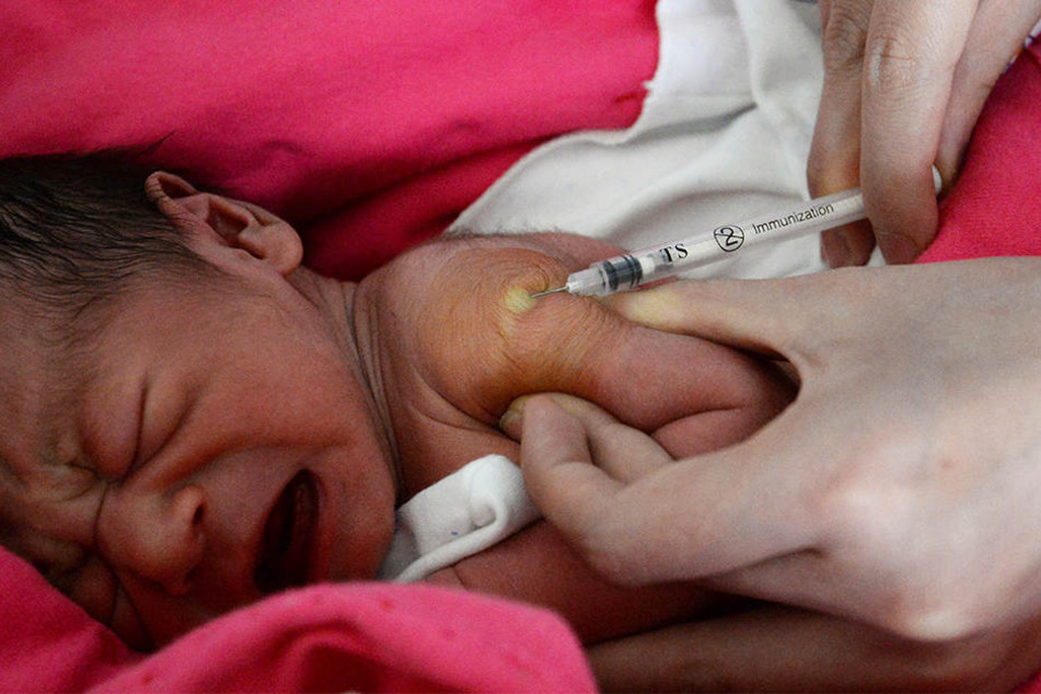 Ein kleines Kind weint beim Spritzen in einem Krankenhaus in der nordchinesischen Provinz Hebei. Der Impfstoff-Skandal zieht immer weitere Kreise.
