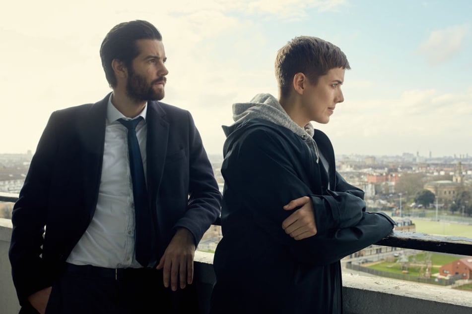 DCI Charlie Hicks (Jim Sturgess) und DI Elaine Renko (Agyness Deyn) wollen herausfinden, warum ein junger Hacker von seinem Balkon gestürzt ist.