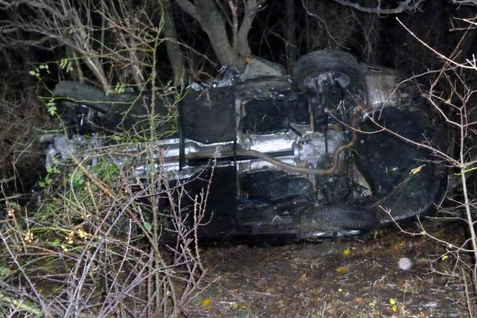 Der VW landete in einer Böschung.