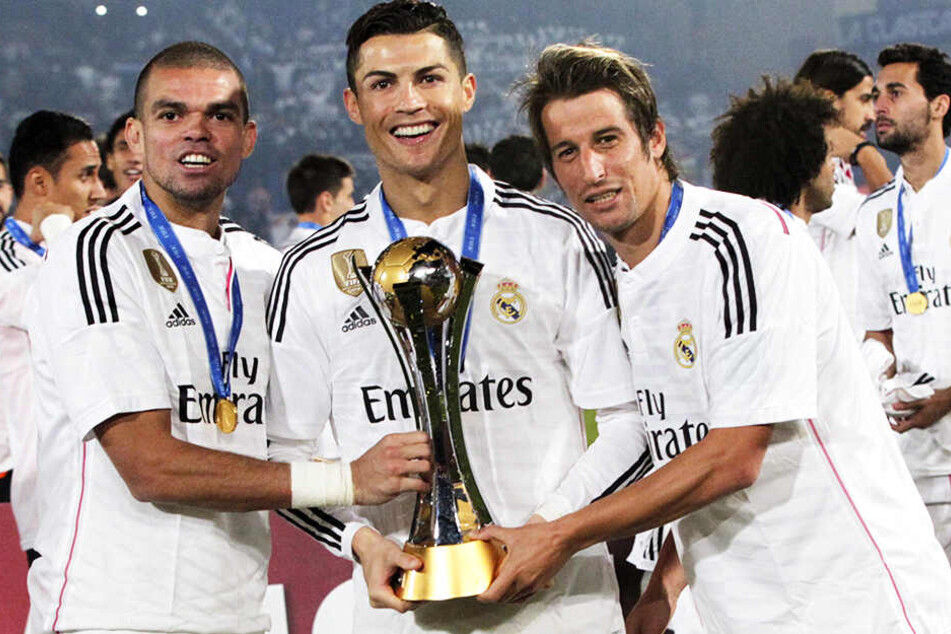 Fabio Coentrao (r.) spielte mit seinen Landsleuten Cristiano Ronaldo (M.) und Pepe bei Real Madrid zusammen, gewann dort u.a. zweimal die Champions League, Spanische Meisterschaft und holte dreimal die FIFA-Klub-Weltmeisterschaft.