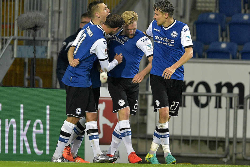 Hier feiern Arminen-Spieler mit dem Stürmer Andreas Vogelsammer seinen Siegtreffer gegen Sandhausen.
