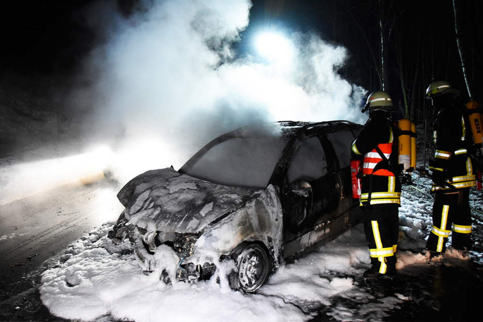 Aus diesem Wrack rettete eine Frau die Unfallfahrerin (51).