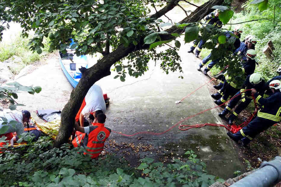 Mit seinem Bott stürzte der Mann drei Meter tief auf harten Beton.