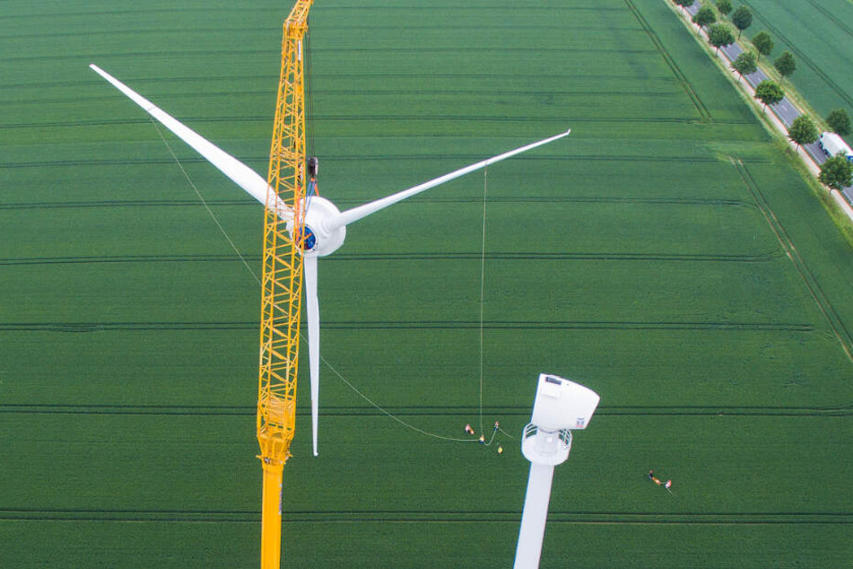 Für Wartungsarbeiten wird eine Rotornabe von einer Windkraftanlage demontiert. (Archivbild)