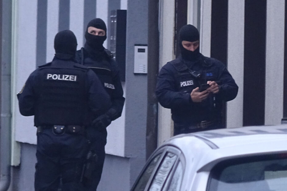Ein 51-jähriger Mann hat im nordrhein-westfälischen Gladbeck auf SEK-Beamte geschossen.
