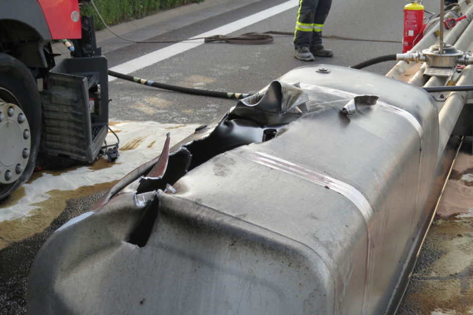 Ein tiefer Schlitz im Tank: Eine größere Menge Diesel lief auf die Fahrbahn, der Tank wurde komplett abgerissen.