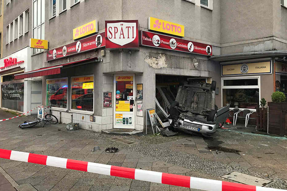 Die rechte Glasfront des Kiosk wurde vollkommen zerstört.