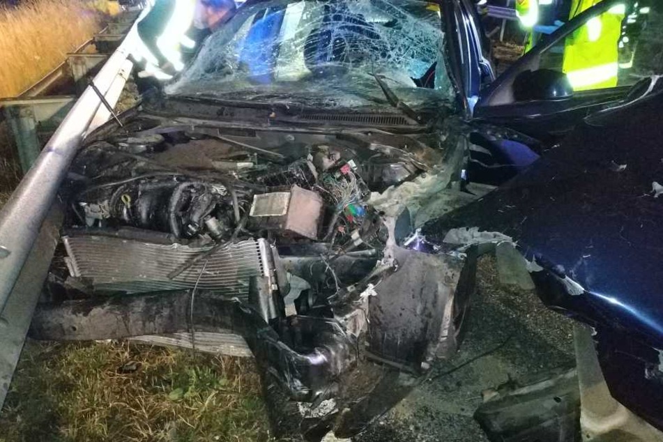 Das völlig demolierte Auto ließ der Unfallverursacher zurück.