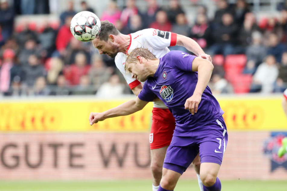 Voller Körpereinsatz: Jan Hochscheidt im Zweikampf mit Sebastian Nachreiner.